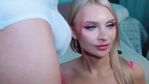 Lina and Den online show from November 25, 2025, 5:18 am