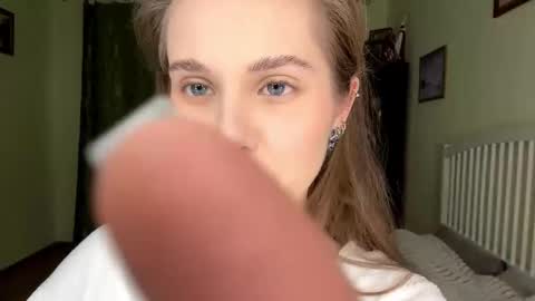 Mia online show from December 14, 2025, 7:14 am