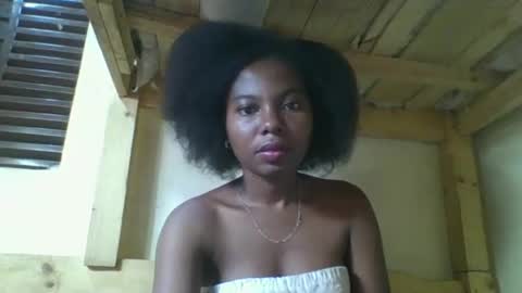 Snapshot of rosalinda933 chatting on March 3, 2026, 2:50 am Rosalinda online show from March 3, 2026, 2:50 am