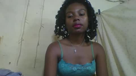 Snapshot of rosalinda933 chatting on April 22, 2026, 9:05 pm Rosalinda online show from April 22, 2026, 9:05 pm