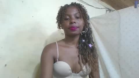 Snapshot of rosalinda933 chatting on May 1, 2026, 10:47 pm Rosalinda online show from May 1, 2026, 10:47 pm