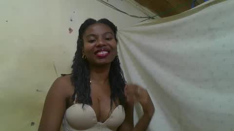 Snapshot of rosalinda933 chatting on May 18, 2026, 5:52 pm Rosalinda online show from May 18, 2026, 5:52 pm
