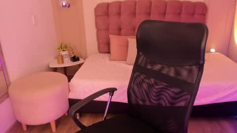 Snapshot of rosetaylorla chatting on May 28, 2026, 12:35 pm Rose Taylor online show from May 28, 2026, 12:35 pm