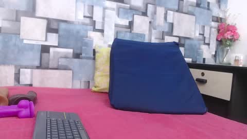 rosse_thompson11 online show from October 8, 2025, 3:15 am