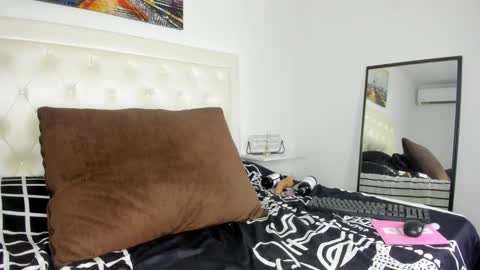 rouse_sexy_hotxx77 online show from November 9, 2025, 1:26 am