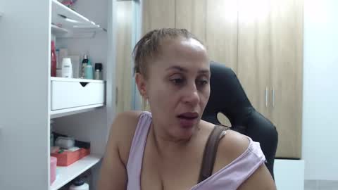 Snapshot of roxanalove7 chatting on December 17, 2024, 1:50 am Roxana online show from December 17, 2024, 1:50 am