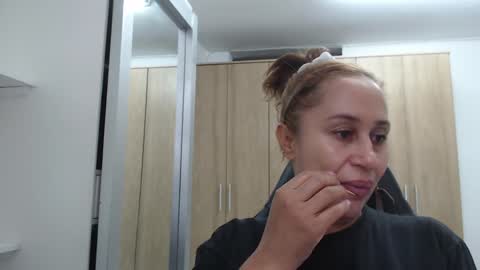 Snapshot of roxanalove7 chatting on January 1, 2025, 4:50 pm Roxana online show from January 1, 2025, 4:50 pm