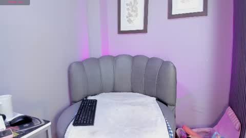 Snapshot of roxanna_moore2 chatting on June 19, 2026, 9:29 pm Roxanna online show from June 19, 2026, 9:29 pm