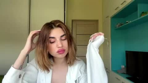 Snapshot of roxannaportuondo chatting on May 19, 2026, 10:21 am Mia online show from May 19, 2026, 10:21 am