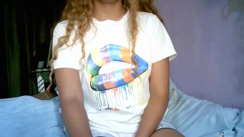 roxanne_98 online show from February 3, 2026, 3:04 am