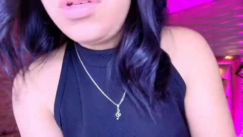 roxanne_han online show from October 6, 2025, 11:29 am