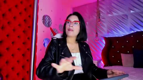 roxanne_han online show from May 13, 2026, 12:13 pm
