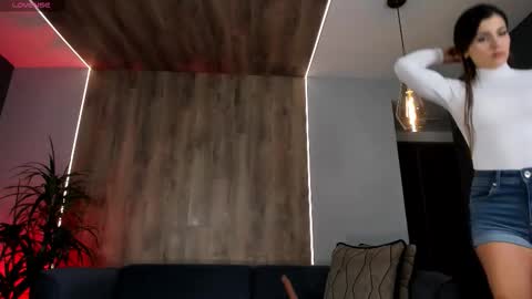 Roxanne Hill  online show from March 14, 2026, 11:04 am