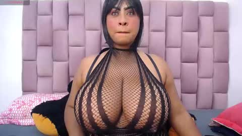 Snapshot of roxannehott chatting on November 22, 2025, 6:18 pm ross brown online show from November 22, 2025, 6:18 pm