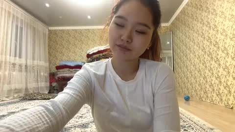 Snapshot of roxiesumas chatting on November 24, 2025, 7:46 pm Emma online show from November 24, 2025, 7:46 pm