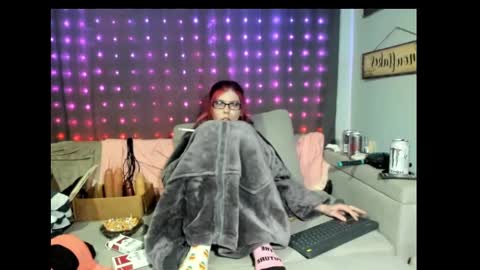 roxihazeleyes online show from February 24, 2025, 7:22 am