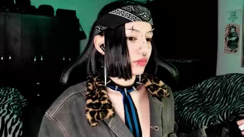 Roxy Independient model Help me to reach 50 thumbs up online show from December 19, 2025, 1:34 am