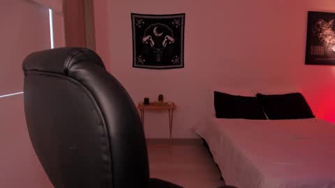 Snapshot of roxyy_x chatting on December 19, 2024, 8:13 pm val online show from December 19, 2024, 8:13 pm