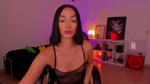 Snapshot of roxyy_x chatting on April 19, 2026, 6:32 pm val online show from April 19, 2026, 6:32 pm