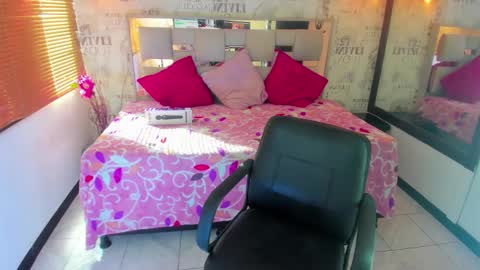   online show from November 8, 2025, 1:22 pm