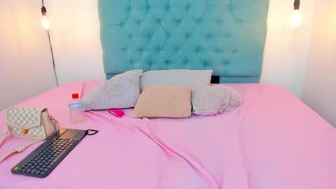 Snapshot of rubiroose chatting on December 18, 2024, 8:47 pm Rubii online show from December 18, 2024, 8:47 pm