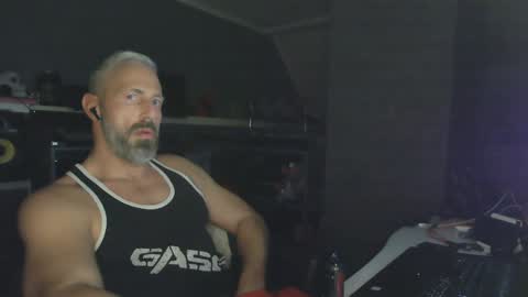 Snapshot of ruffi77 chatting on January 6, 2025, 12:16 am Chico que rico Caliente online show from January 6, 2025, 12:16 am