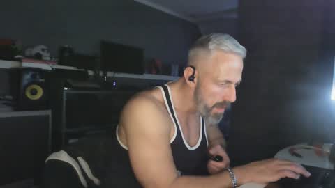 Snapshot of ruffi77 chatting on January 18, 2025, 2:44 pm Chico que rico Caliente online show from January 18, 2025, 2:44 pm