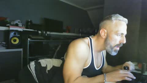Snapshot of ruffi77 chatting on January 19, 2025, 2:57 am Chico que rico Caliente online show from January 19, 2025, 2:57 am