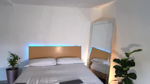  R U S S E L L  online show from September 11, 2025, 7:58 pm