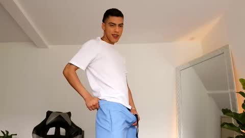  R U S S E L L  online show from October 11, 2025, 3:54 pm