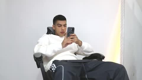  R U S S E L L  online show from November 7, 2025, 9:31 am