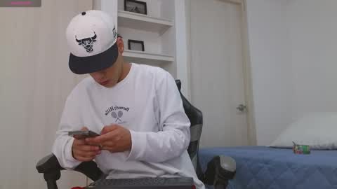  R U S S E L L  online show from December 17, 2025, 10:10 am