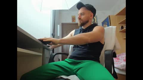 Ryanstone  online show from November 19, 2025, 5:51 am