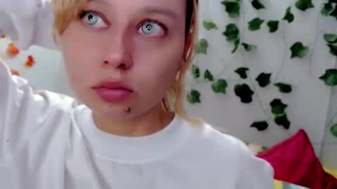 Snapshot of sabrinaexpositoxx chatting on March 12, 2025, 9:12 am SABRI online show from March 12, 2025, 9:12 am