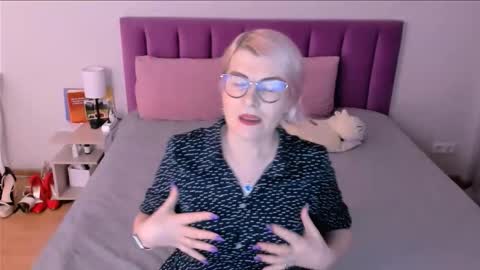 Sabrina MacMarren online show from November 30, 2025, 1:04 pm