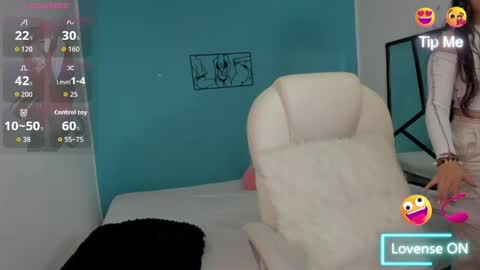 Luna  online show from April 25, 2026, 10:51 pm