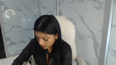 salmaportman_ online show from February 5, 2025, 2:51 am