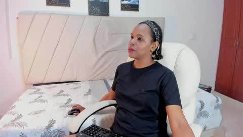 samaraa_smith1 online show from April 15, 2026, 12:23 pm