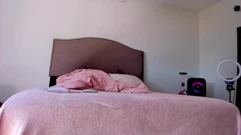 Yaya online show from November 3, 2025, 6:31 pm