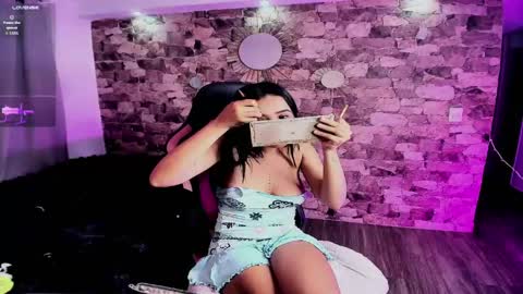 samiacooper25 online show from April 18, 2026, 8:07 am