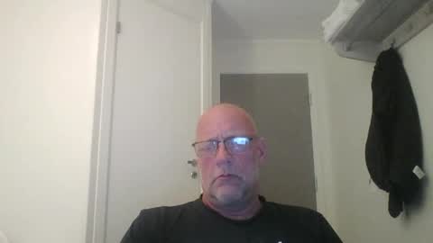 sandnesrune523 online show from April 15, 2026, 5:53 pm