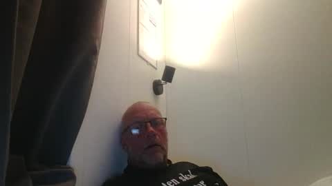 sandnesrune523 online show from April 19, 2026, 8:57 am