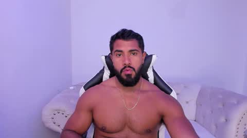santiago_huntt online show from November 14, 2025, 12:48 pm