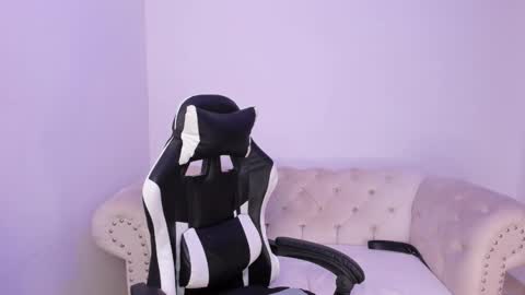 santiago_huntt online show from February 18, 2026, 8:27 pm