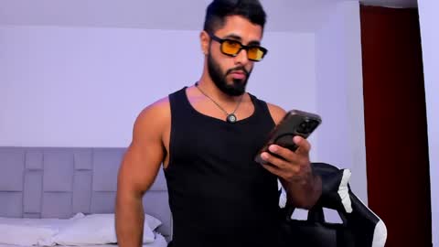 santiago_huntt online show from April 16, 2026, 9:39 pm