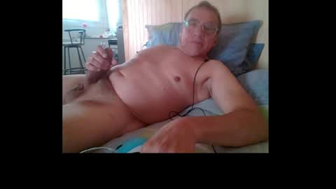 santiago_n online show from April 22, 2026, 3:46 pm