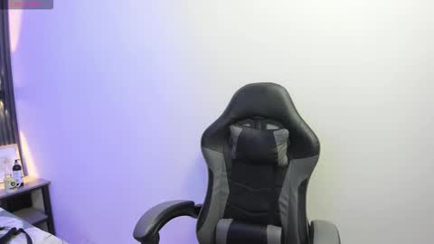 santiago_russo18 online show from February 22, 2026, 8:07 pm