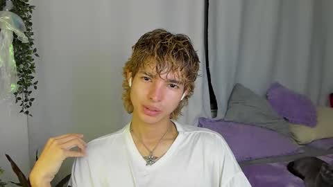 Snapshot of santy_kitty chatting on October 4, 2025, 2:31 am kitty online show from October 4, 2025, 2:31 am