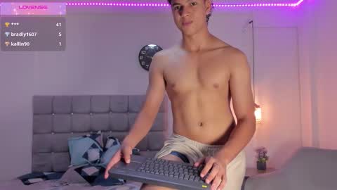 santy_stump online show from September 17, 2025, 9:27 pm