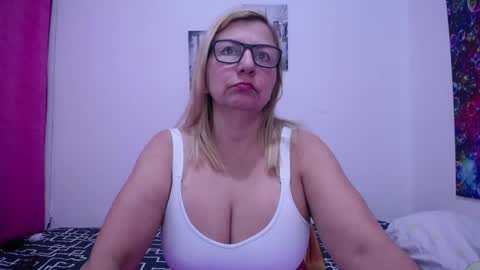 Snapshot of sara211 chatting on February 5, 2025, 2:05 pm sara online show from February 5, 2025, 2:05 pm